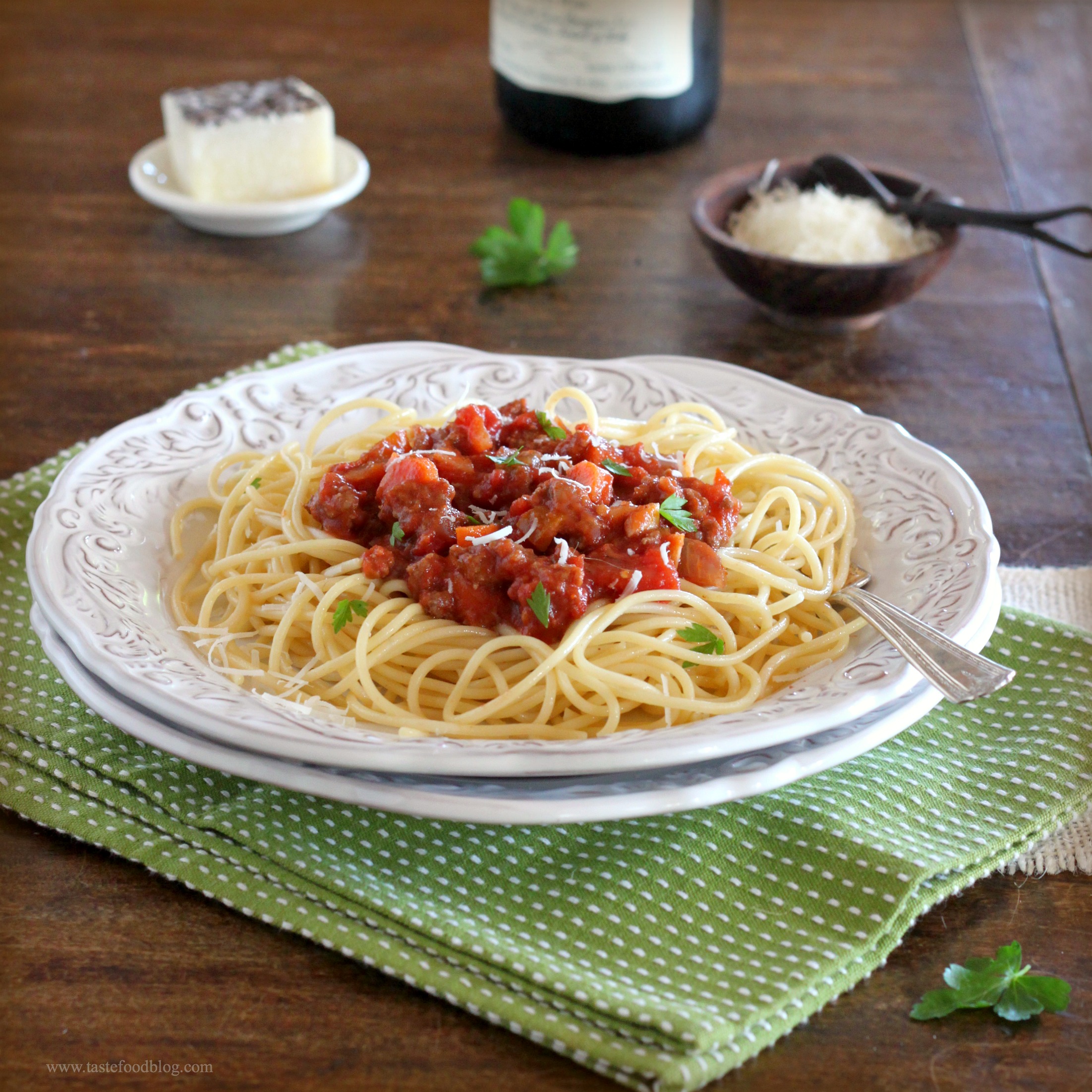 Spaghetti Bolognese – TasteFood